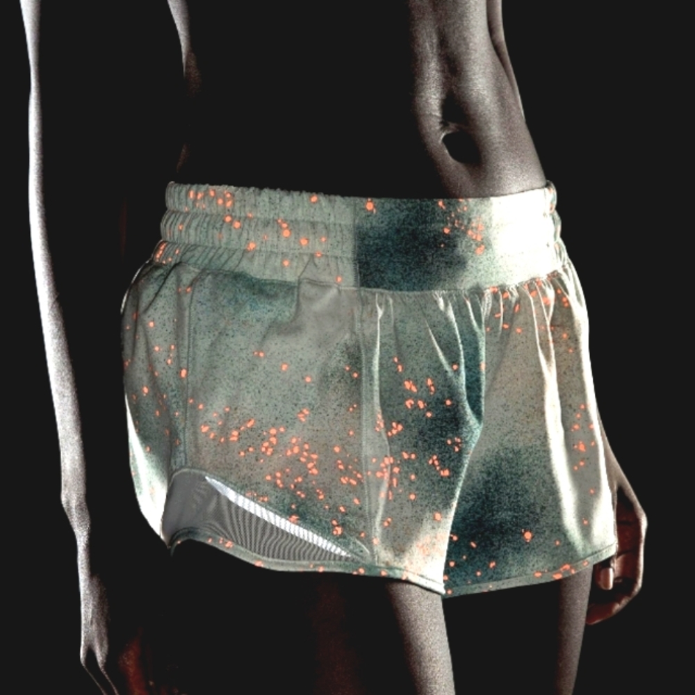 Lululemon Hotty hot LR Short 2.5" *reflective* size 6